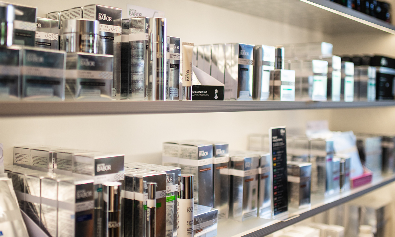Gut gefuellte Regale mit BABOR-Produktverpackungen im Institut