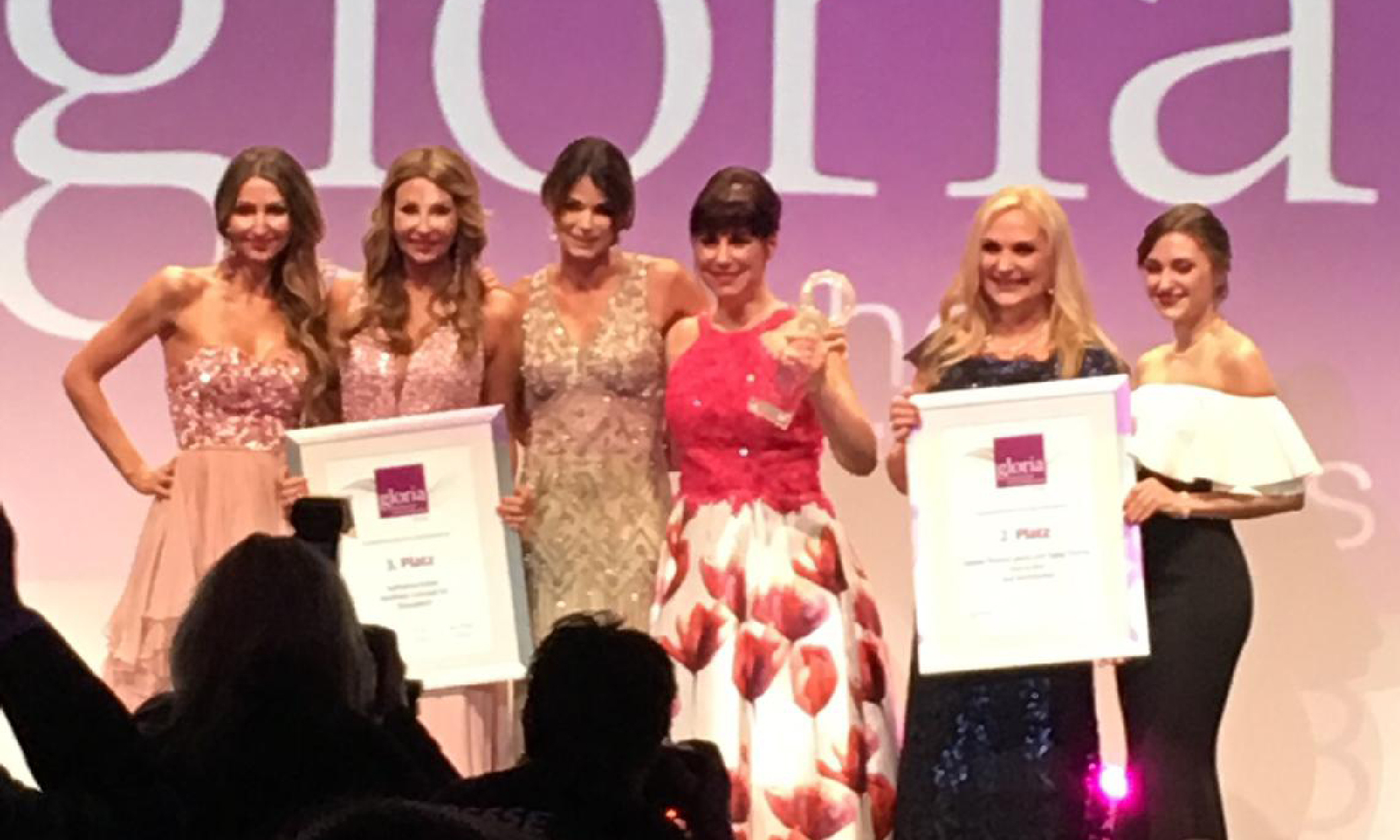 Claudia Singer mit Pokal bei der Gloria-Preisverleihung auf der Buehne