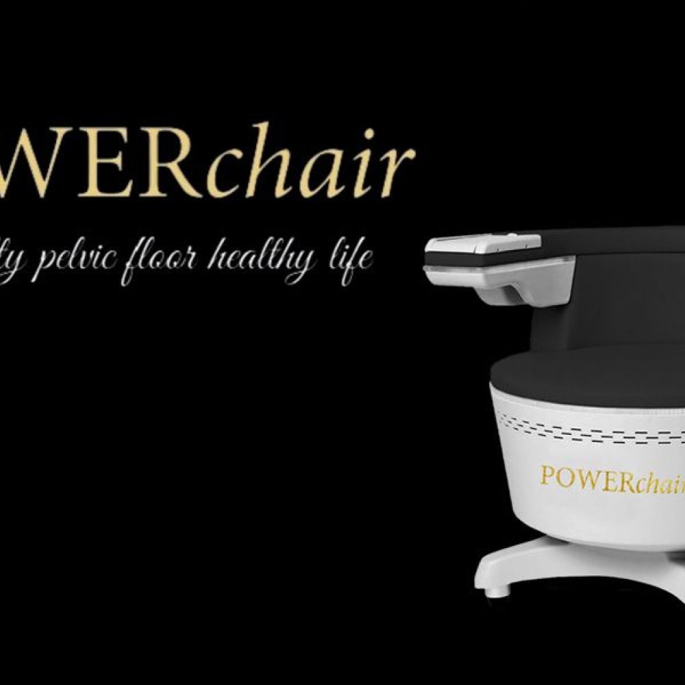 POWERchair Beckenboden-Trainingsstuhl vor schwarzem Hintergrund, Slogan „Healthy pelvic floor healthy life“